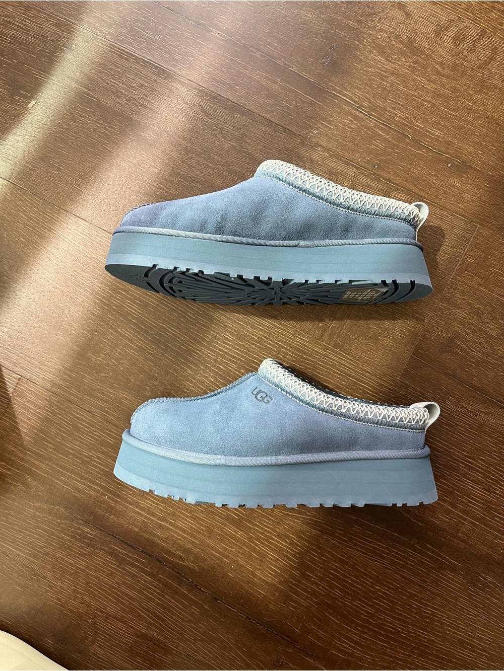 Brand new UGG Tazz Platform women’s Slipper in size 9